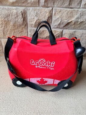 MELISSA & DOUG Trunki Red Canada Maple Leaf Ride On Luggage Kids